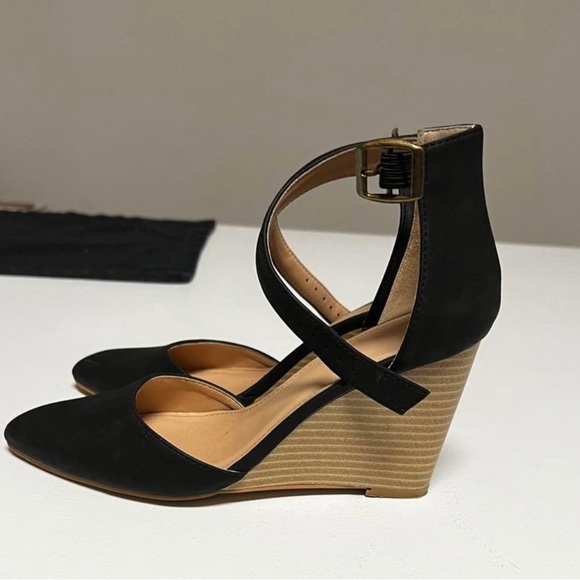 Black Strap Wedges - Picture 2 of 2
